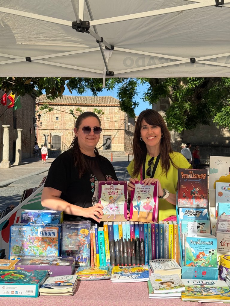 Eva María Llorente posa con Lucía, de la librería Sierra Oeste